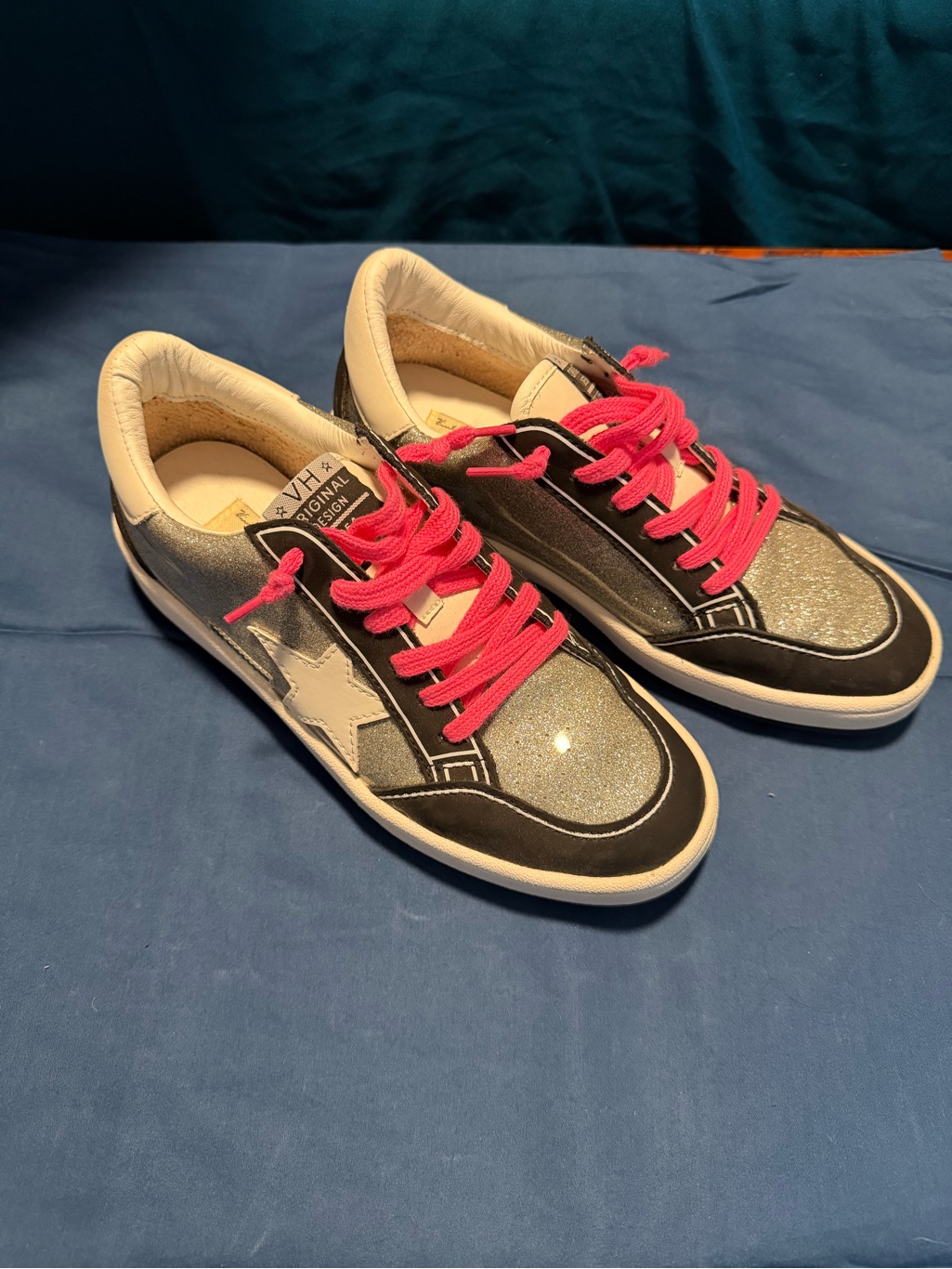 Vintage Havana Low-Top Sneakers In Silver Glitter With Pink Laces